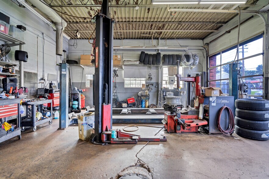 More Photos Of 3166 Ashby Rd, Saint Ann Auto Repair For Sale