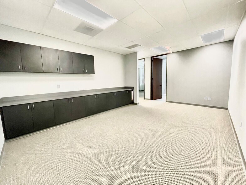 More Photos Of 333 N Rivershire Dr, Conroe Office For Lease