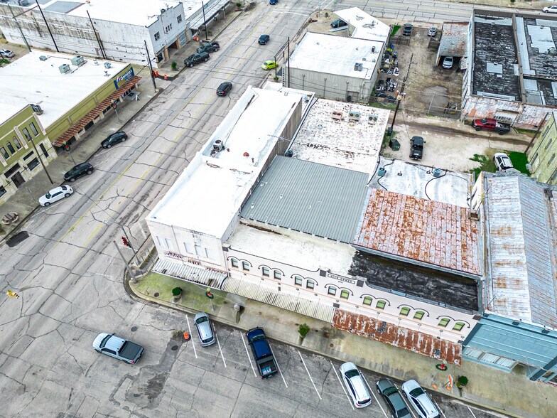 More Photos Of 101 E Monseratte St, El Campo Storefront For Sale