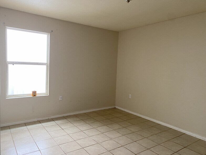 More Photos Of 119 S Commerce St, Dilley Storefront Retail Residential For Sale