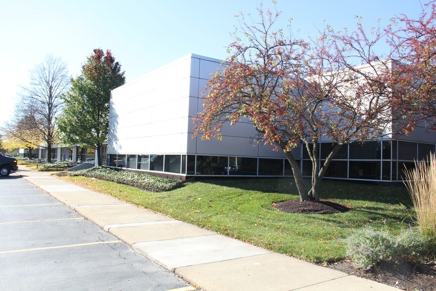 More Photos Of 1935-1955 Techny Rd, Northbrook Showroom For Lease