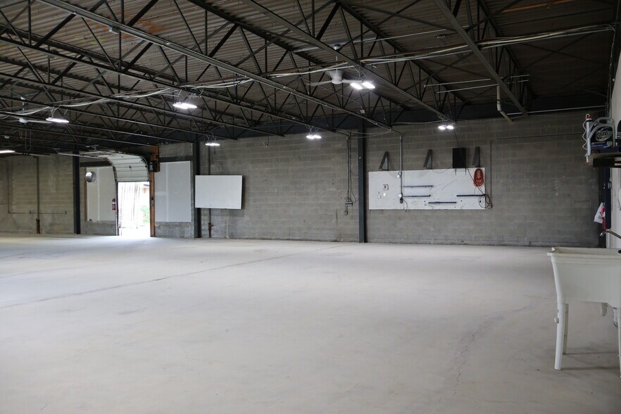 More Photos Of 916 S 18th St, Harrisburg Warehouse For Lease