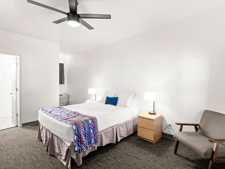 More Photos Of 475 W Main St, Escalante Hotel For Sale