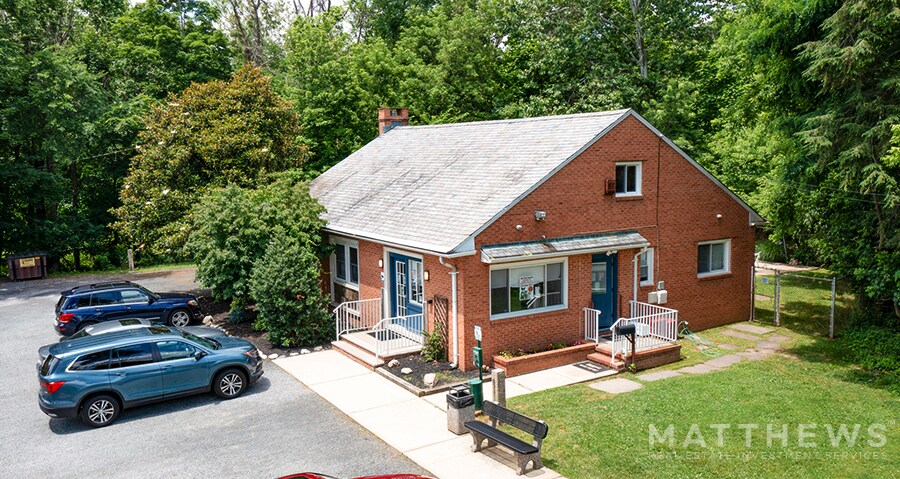 Primary Photo Of 95 E Union Ave, Middlesex Veterinarian Kennel For Sale