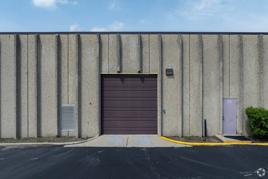 More Photos Of 933 E Remington Rd, Schaumburg Warehouse For Lease