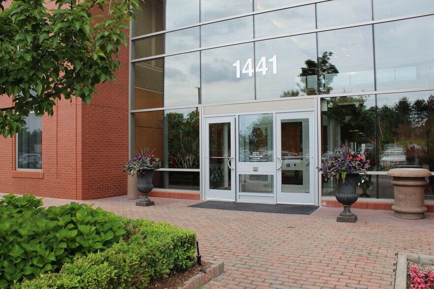 More Photos Of 1441 W Long Lake Rd, Troy Office For Sale