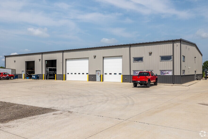 More Photos Of 3210 Airline Dr, Waterloo Industrial For Lease