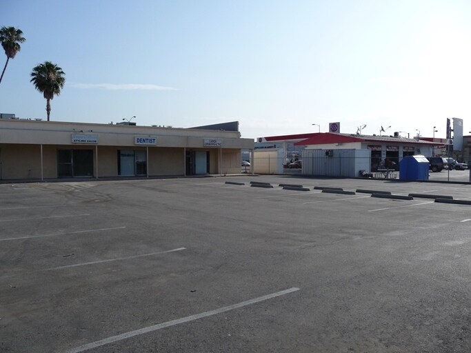 More Photos Of 17718-17724 Sherman Way, Reseda Storefront For Lease