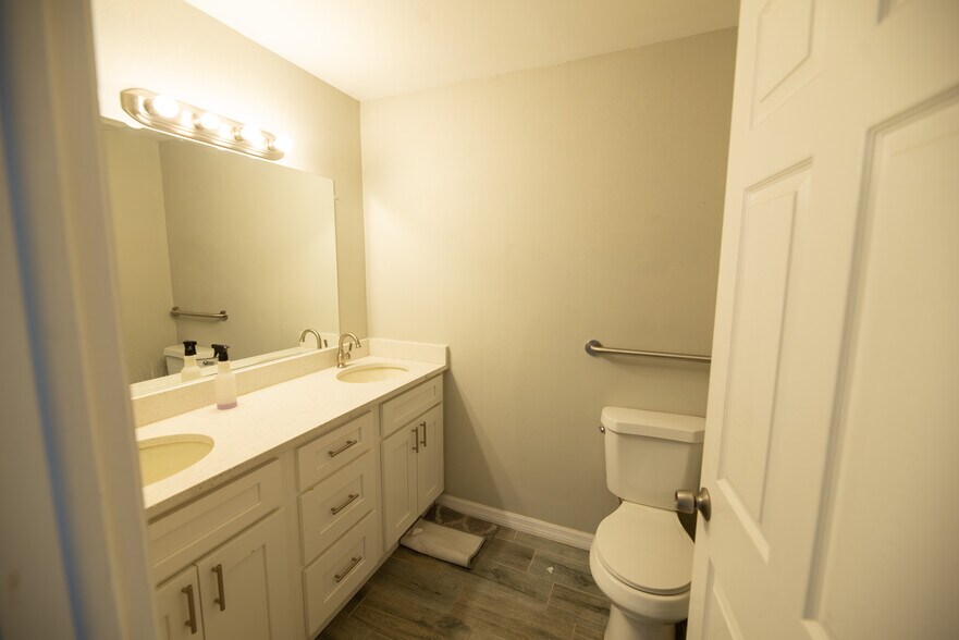 More Photos Of 5010 N Nebraska Ave, Tampa Light Distribution For Lease