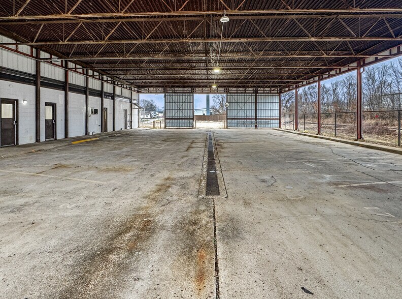 More Photos Of 313 Franklin Ave, Union Light Distribution For Sale