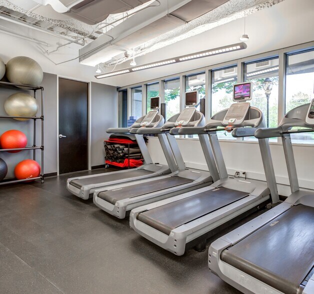 More Photos Of 6250 N River Rd, Rosemont Office For Lease