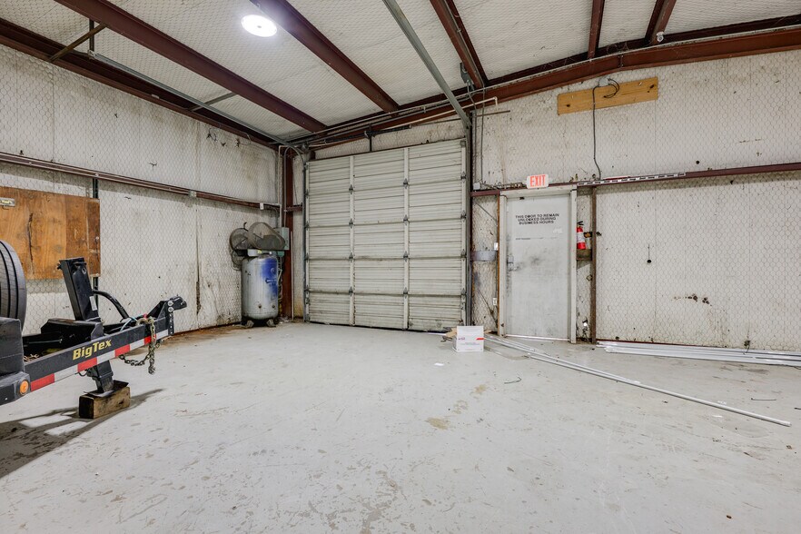 More Photos Of 801 N Walton Walker Hwy, Irving Warehouse For Lease