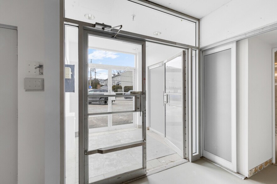 More Photos Of 3545 Boul Dagenais O, Laval Freestanding For Lease