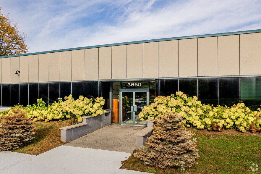 More Photos Of 3600-3650 Boul Pitfield, Pierrefonds Warehouse For Lease