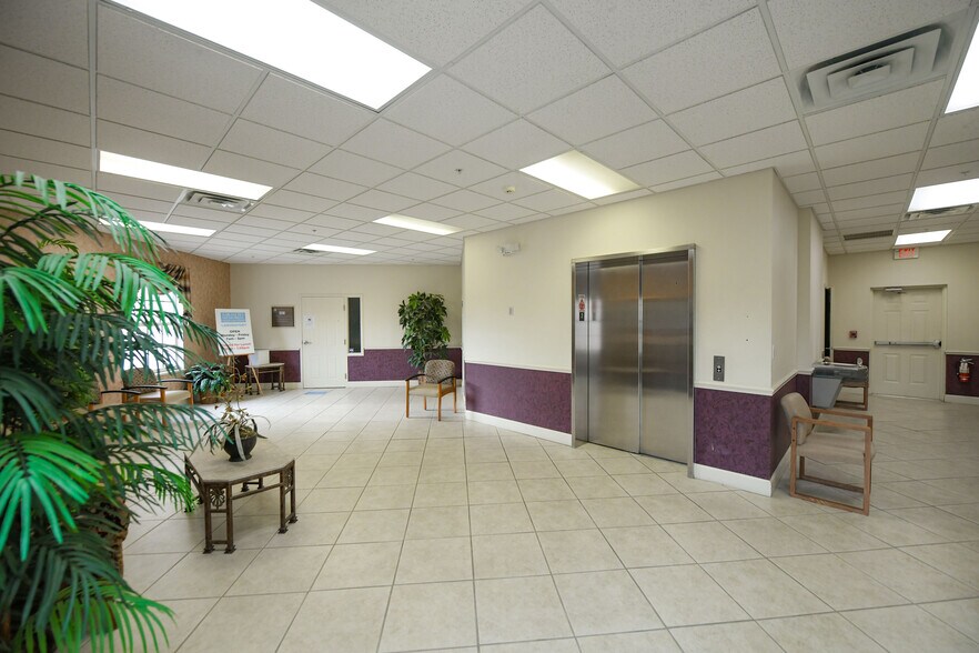 More Photos Of 842 Sunset Lake Blvd, Venice Medical For Sale