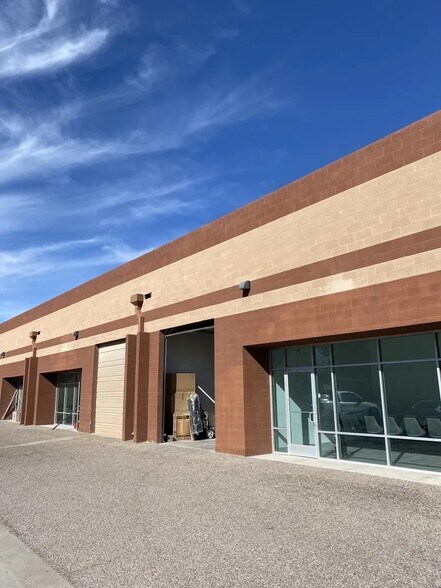 More Photos Of 300 N Pasadena St, Gilbert Warehouse For Lease