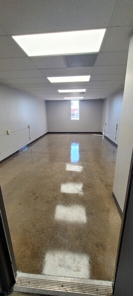 More Photos Of 1904 E Spruce St, Olathe Warehouse For Lease