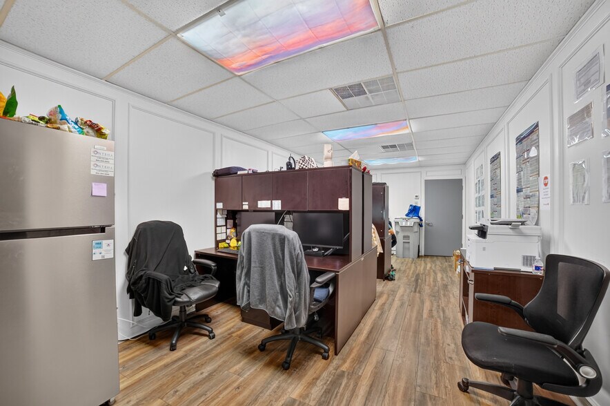 More Photos Of 108-110 W Grove St, Kaufman Office For Lease