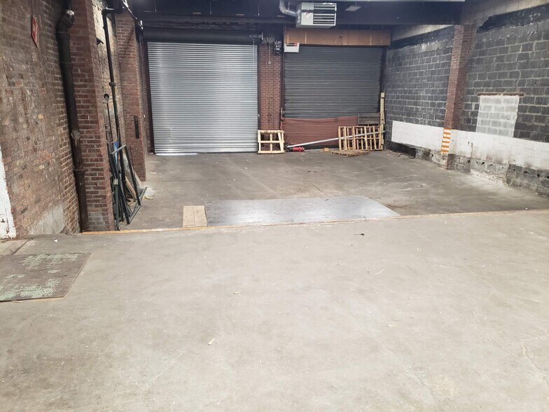 More Photos Of 8949 129 St, Richmond Hill Warehouse For Lease