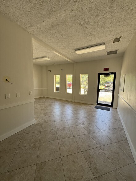 More Photos Of 1620-1646 SE Village Green Dr, Port, Port Saint Lucie Warehouse For Lease