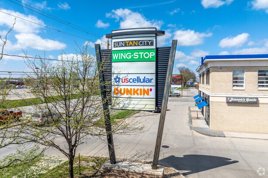 More Photos Of 3801-3809 Merle Hay Rd, Des Moines Restaurant For Lease