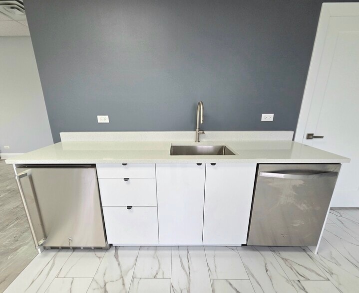 More Photos Of 2111-2115 Chestnut Ave, Glenview Office For Sale