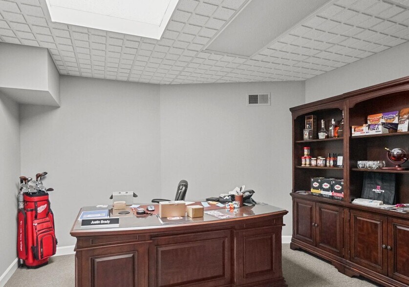 More Photos Of 33604 Grand River Ave, Farmington Office For Sale