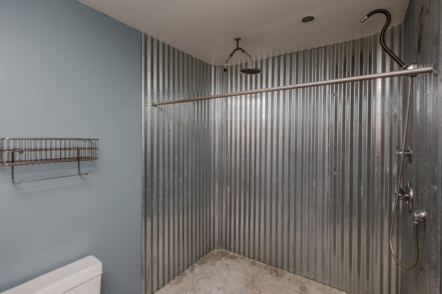 More Photos Of 470 N Seneca St, Wichita Warehouse For Sale