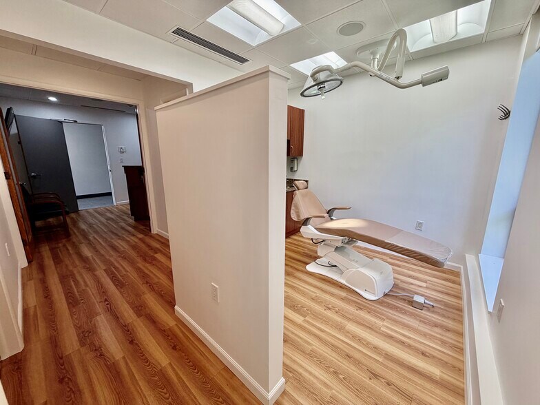 More Photos Of 4 Dearfield Dr, Greenwich Medical For Lease