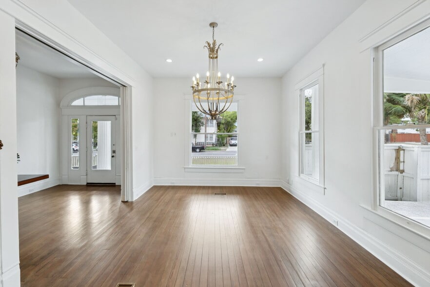 More Photos Of 321 E Dewey Pl, San Antonio Office For Sale