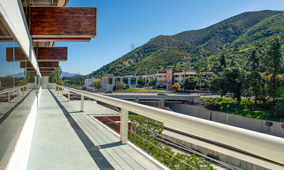 More Photos Of 4444 W Lakeside Dr, Burbank Office For Lease