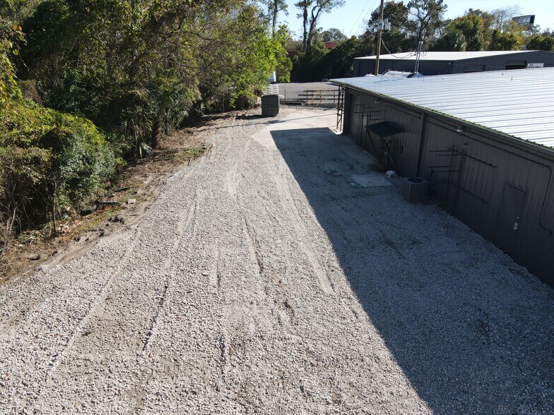 More Photos Of 735 Commerce Cir, Longwood Warehouse For Lease