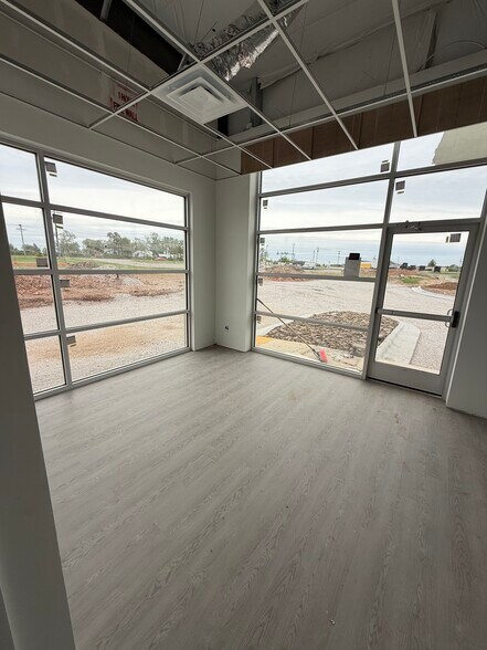 More Photos Of 2420 S 8th St, Rogers Flex For Lease