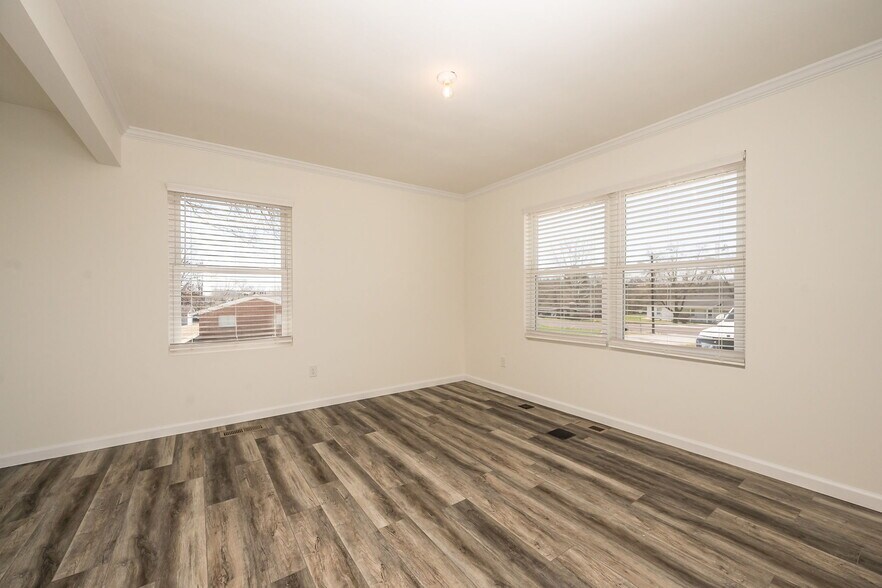 More Photos Of 302 S Lincoln Dr, Troy Office For Lease