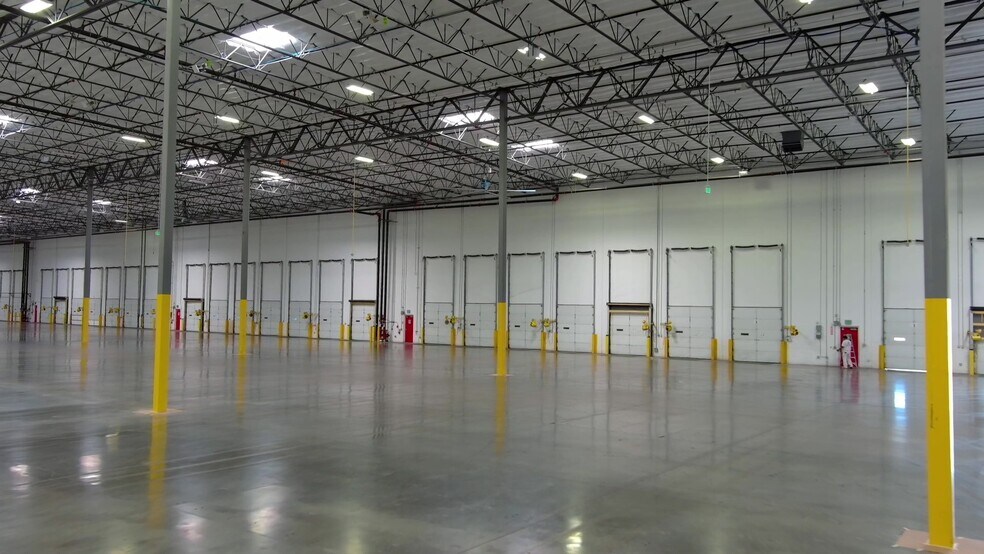 More Photos Of 5835 E Ann Rd, Las Vegas Distribution For Lease