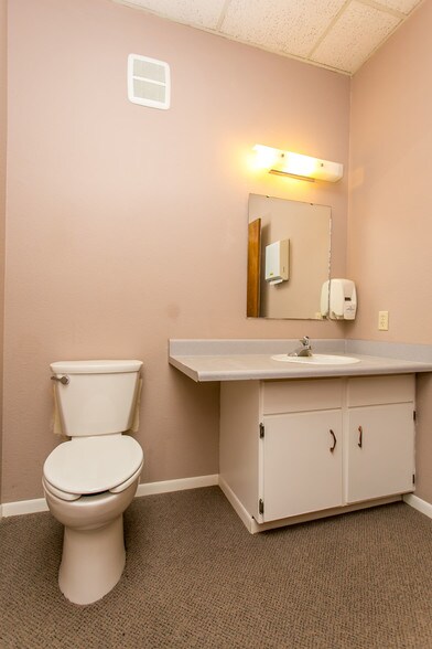 More Photos Of 100 N Fruitland St, Kennewick Office For Sale