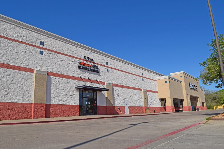 More Photos Of 989 N Walnut Creek Dr, Mansfield General Retail For Lease