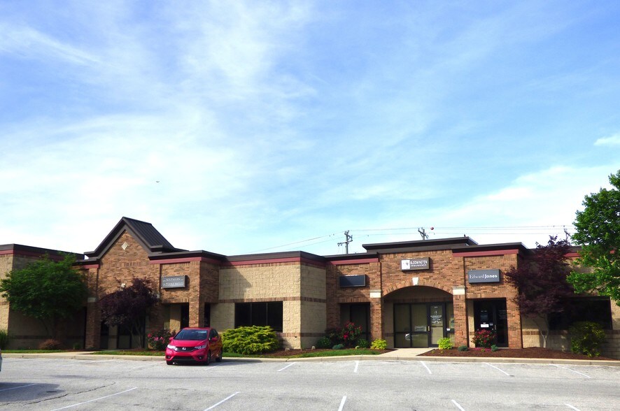 More Photos Of 441-463 S Landmark Ave, Bloomington Medical For Lease