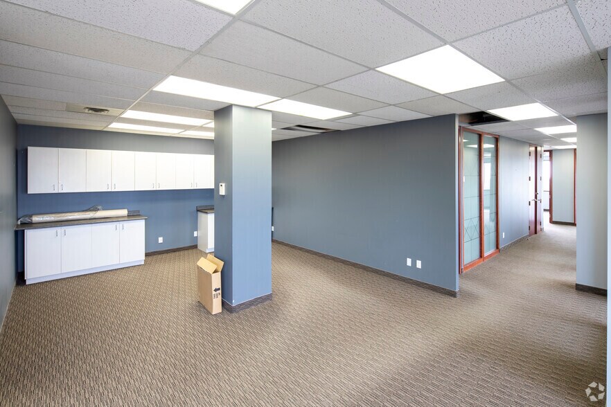 More Photos Of 700 Dorval Dr, Oakville Unknown For Lease