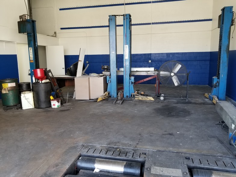 More Photos Of 10702 Magnolia Blvd, North Hollywood Auto Repair For Lease
