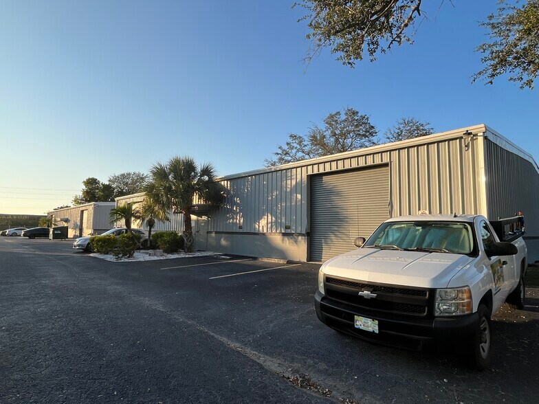 More Photos Of 16121 Pine Ridge Rd, Fort Myers Warehouse For Lease