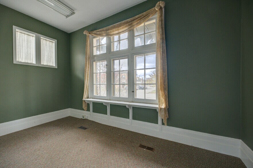 More Photos Of 41 Wellington St, Brantford Office For Sale