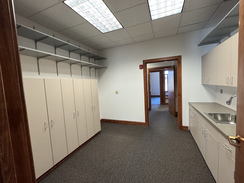 More Photos Of 2941 Greenbriar Dr, Springfield Office For Sale