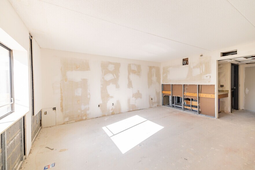 More Photos Of 31525 W 12 Mile Rd, Farmington Hills Hospital For Sale