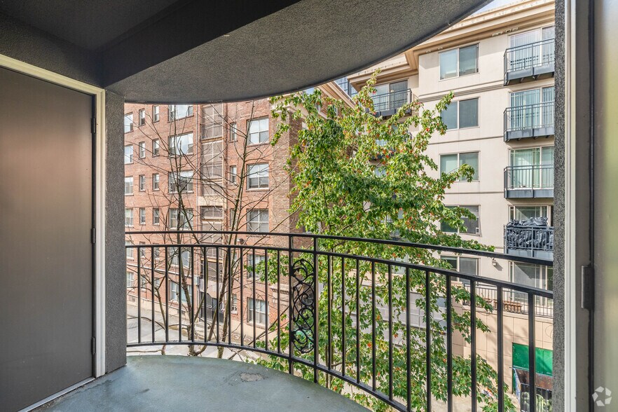 More Photos Of 4719 15th Ave NE, Seattle Apartments For Sale