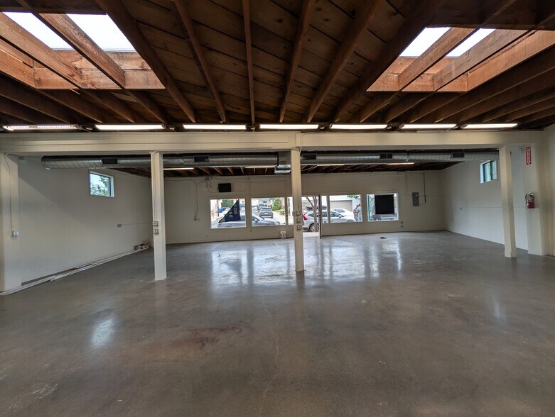 More Photos Of 1810 Sunview Dr, Glendale Freestanding For Lease