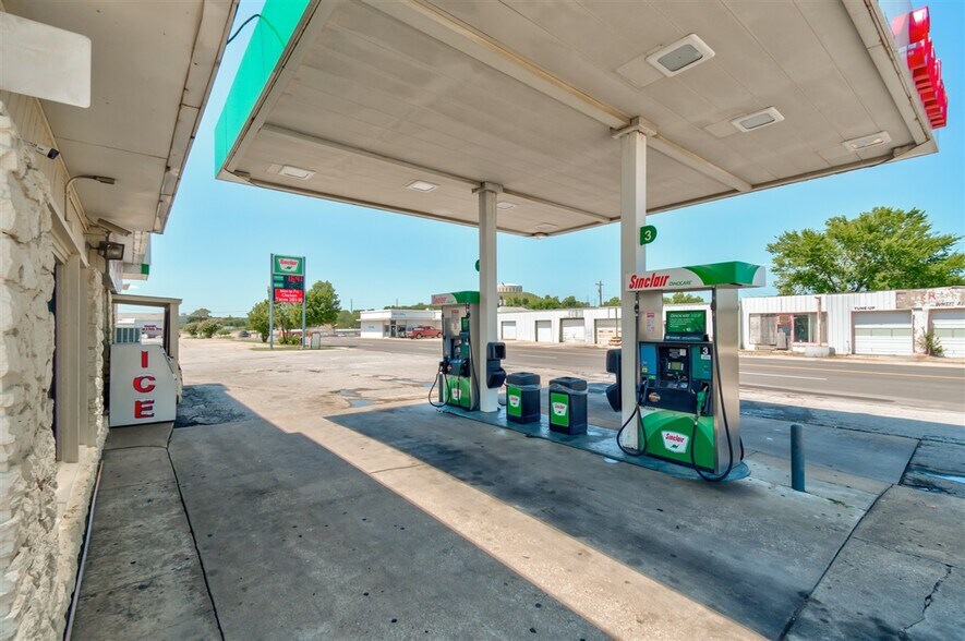 More Photos Of 1705 SW Frank Phillips Blvd, Bartlesville Service Station For Sale