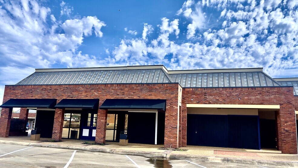 More Photos Of 1625 E County Line Rd, Jackson Freestanding For Lease