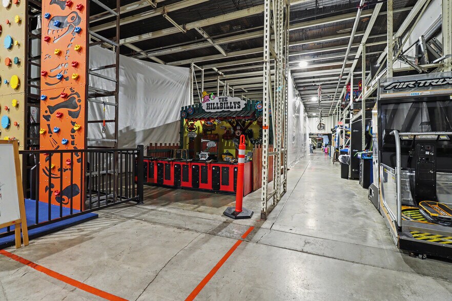 More Photos Of 545 N 1st St, Geneva Warehouse For Sale
