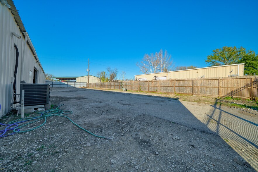 More Photos Of 9206 Thomasville Dr, Houston Warehouse For Sale